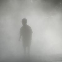 Silhouette d'un garçon dans le brouillard