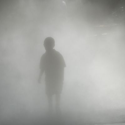 Silhouette d'un garçon dans le brouillard