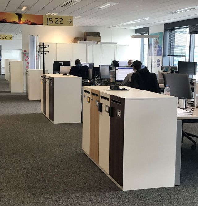Les bureaux ne sont pas attitrés. Chaque salarié dispose d'un casier pour ranger ses affaires personnelles, chaque soir en partant