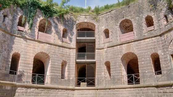 Cour intérieure du Fort de Giromagny - Thomas Bresson sur Wikimedia.org