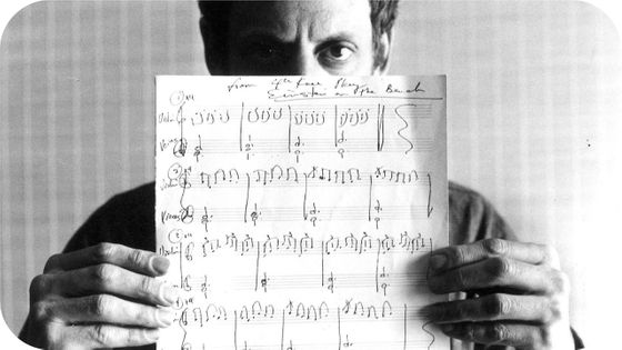 Philip Glass tenant la partition d' "Einstein on the beach" - Arthur Casablanca