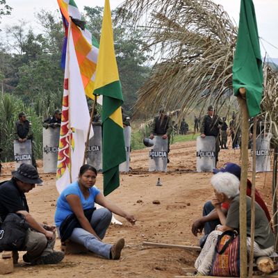 En Bolivie, la police bloque une route pendant une manifestation de fermiers Tipnis (2011)