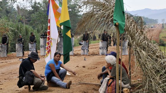 En Bolivie, la police bloque une route pendant une manifestation de fermiers Tipnis (2011) ©AFP - AIZAR RALDES