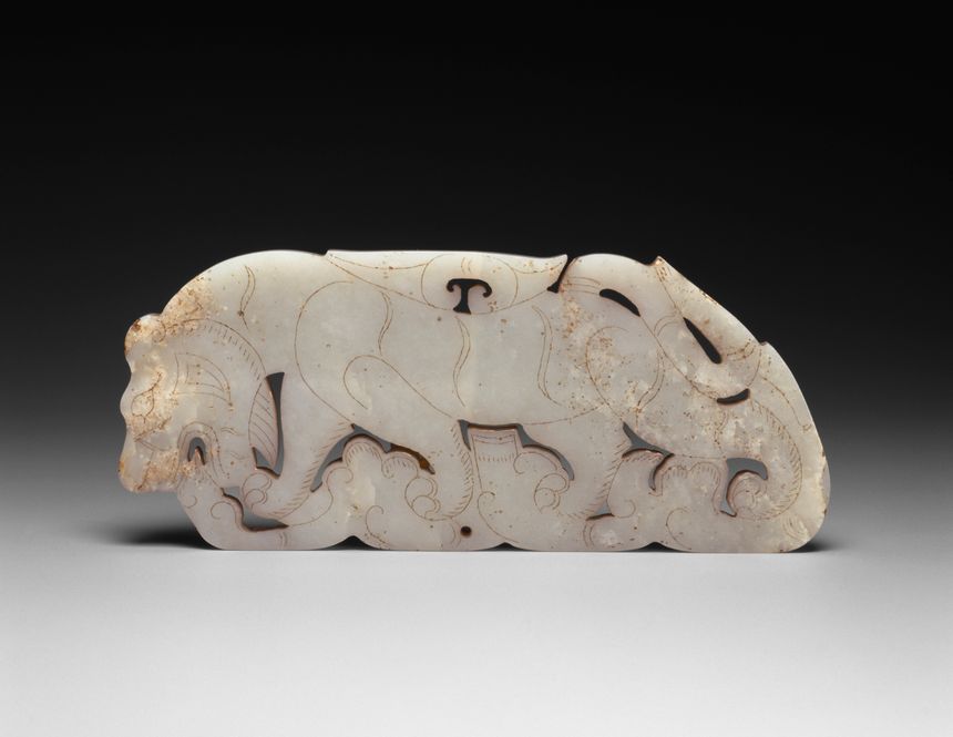 Plaque en jade blanc représentant un tigre en mouvement