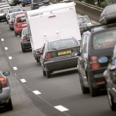 Une file de voitures sur l'A6, le 16 août 2008, près de Lyon.