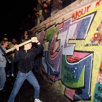 Des jeunes Berlinois s'en prennent au mur en novembre 1989