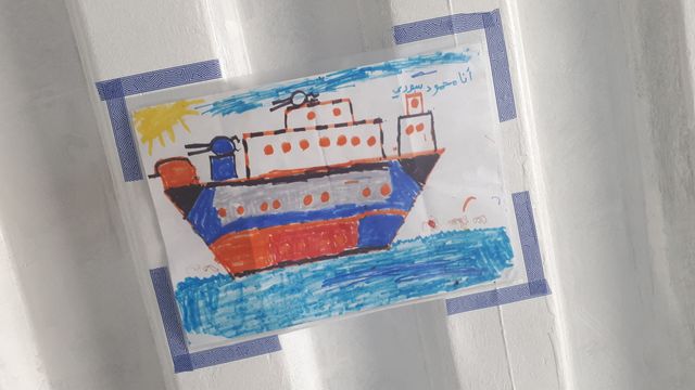 Un dessin affiché dans le conteneur des hommes et réalisé par un enfant à bord de l'Aquarius