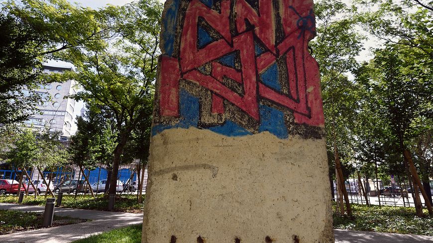 Fragment du Mur de Berlin, installé devant la Maison de la radio, offert par la Deutschlandradio à Radio France en 2009