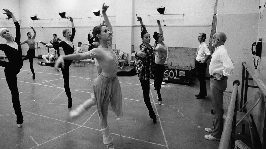 Jerome Robbins (à droite) et les danseurs du New York City Ballet, pendant une répétition de "The Concert", en 1974.