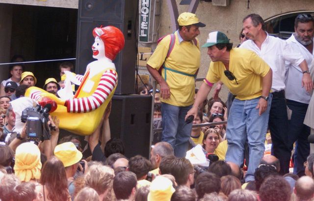 La foule porte la statue du clown McDonald, le 1er juillet 2000 à Millau, à l'issue de la dernière journée du procès pour le démontage du McDo.