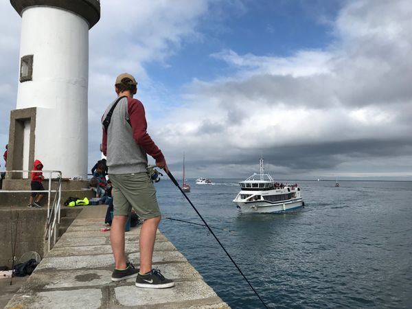 La navette spécialement affrétée pour amener des spectateurs du continent entre dans le port de Palais à Belle-Île