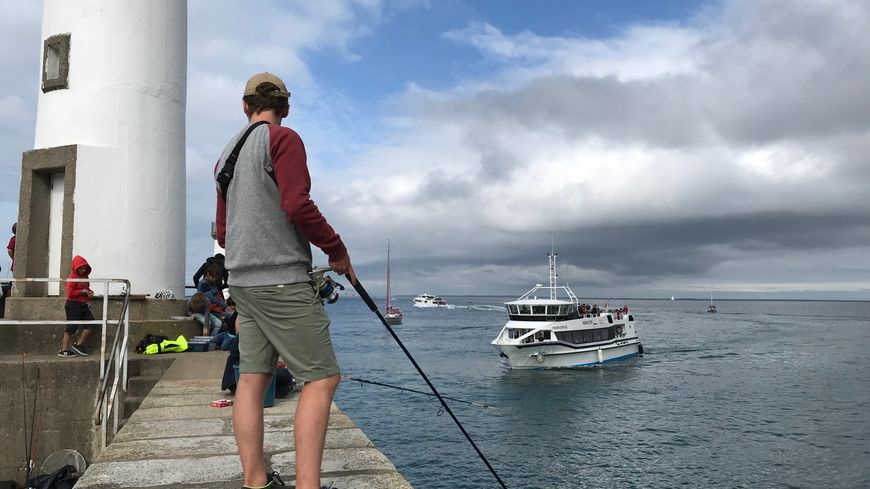 La navette spécialement affrétée pour amener des spectateurs du continent entre dans le port de Palais à Belle-Île