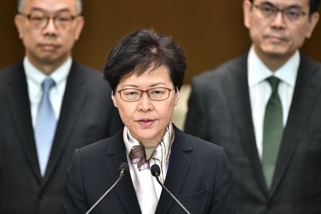 Les manifestants réclament le départ de Carrie Lam, la cheffe de l’exécutif local.