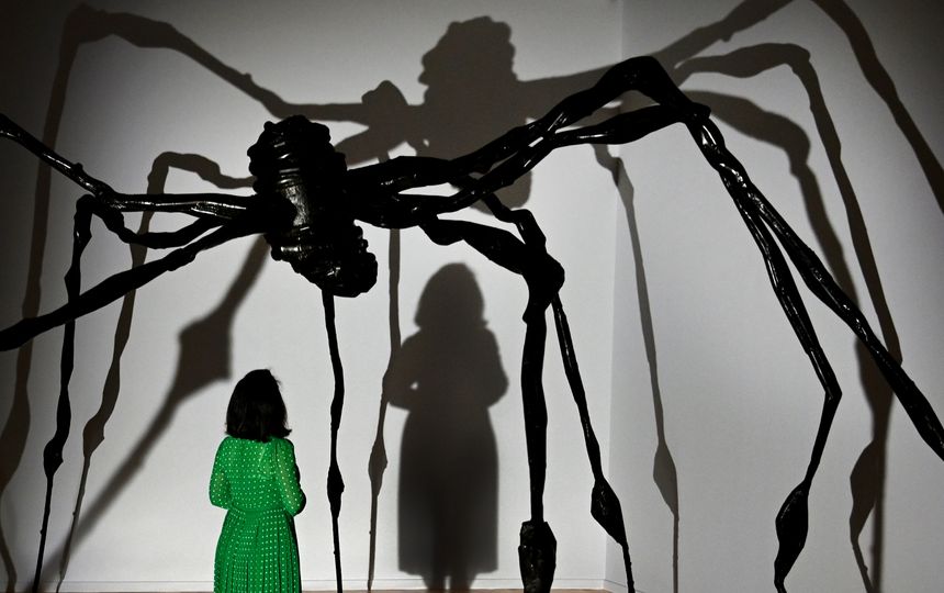 La plasticienne Louise Bourgeois confiait s'inspirer de la figure maternelle pour ses sculptures arachnéennes.