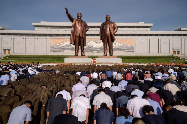 A Pyongyang, les statues de Kim Il Sung et de Kim Jong.