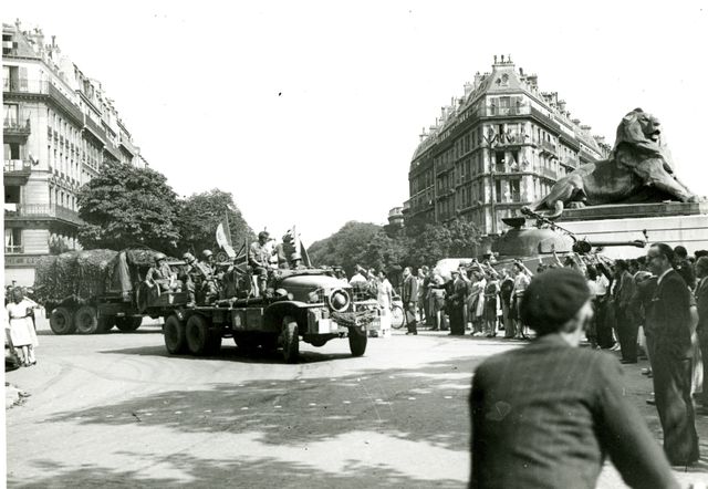 La 2e Division blindée place Denfert Rochereau, le 25 août 1944