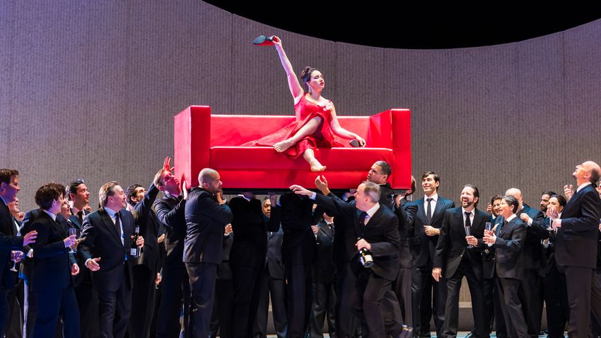 La soprano Sonya Yoncheva incarne Violetta au Metropolitan Opera à New York.