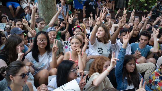 Greta Thunberg, et d'autres adolescents, lors d'une manifestation "Fridays for future" devant le siège de l'ONU le 30 août dernier, à New-York. ©AFP - Bryan R. Smith