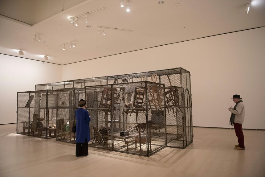 Cellule "Passage dangereux" de Louise Bourgeois (exposition "Louise Bourgeois Structures of Existence : The Cells" au Musée Guggenheim de Bilbao, 2016)