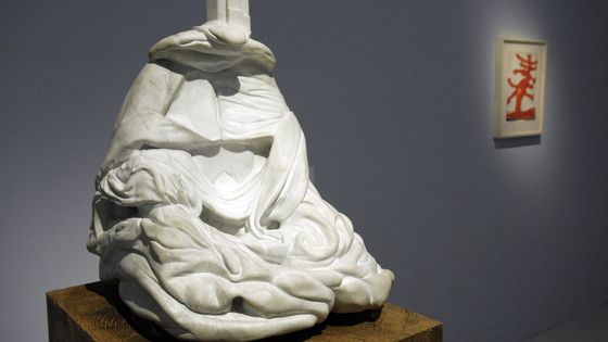 « Femme Maison » de Louise Bourgeois lors de la rétrospective qui lui fut consacrée au Centre Pompidou en 2008. ©AFP - Stéphane de Sakutin