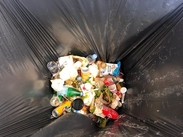 Tous les déchets – organiques, plastiques, aluminim, papier, verre – se retrouvent dans la même poubelle.