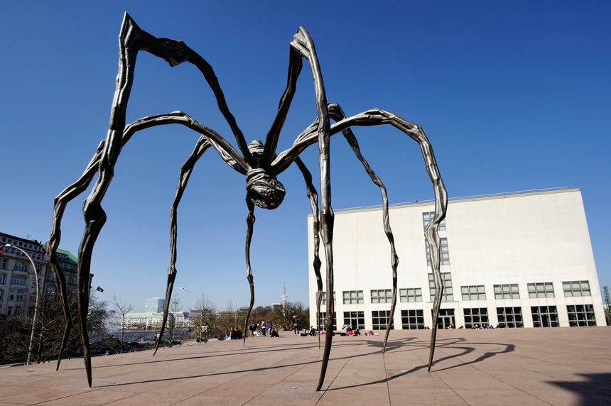 Sculpture d'araignée intitulée "Maman" par Louise Bourgeois, installée à Hambourg