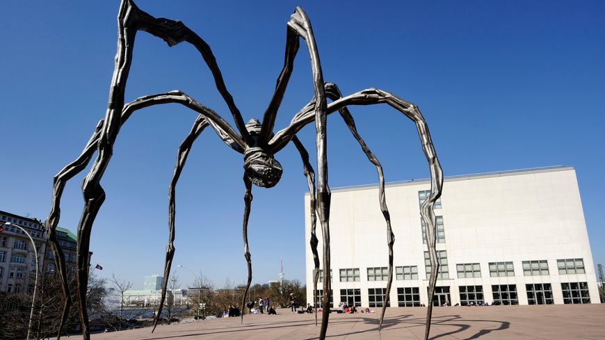 Sculpture d'araignée intitulée "Maman" par Louise Bourgeois, installée à Hambourg
