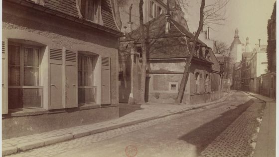 A Passy, une vieille maison Rue Raynouard, photographie d'Eugène Atget, 1901. - Gallica, BNF, Domaine piblic