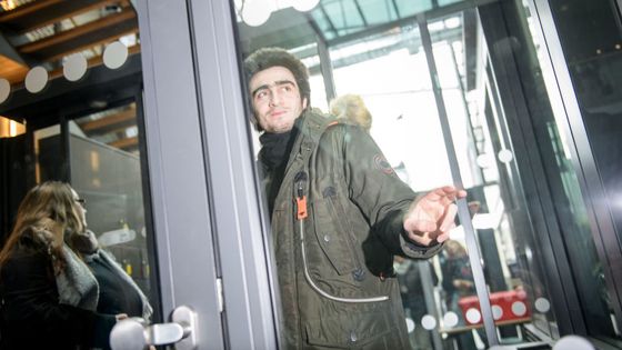 Anas Modamani pour son procès au tribunal Landgericht, février 2017 ©Getty - Thomas Lohnes / Intermittent