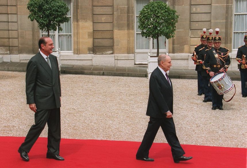 Jacques Chirac raccompagne François Mitterrand à la porte de l'Elysée