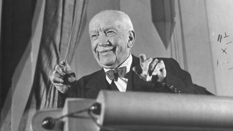 Composer Richard Strauss conducting orchestra with baton ©Getty - Nat Farbman/The LIFE Picture Collection