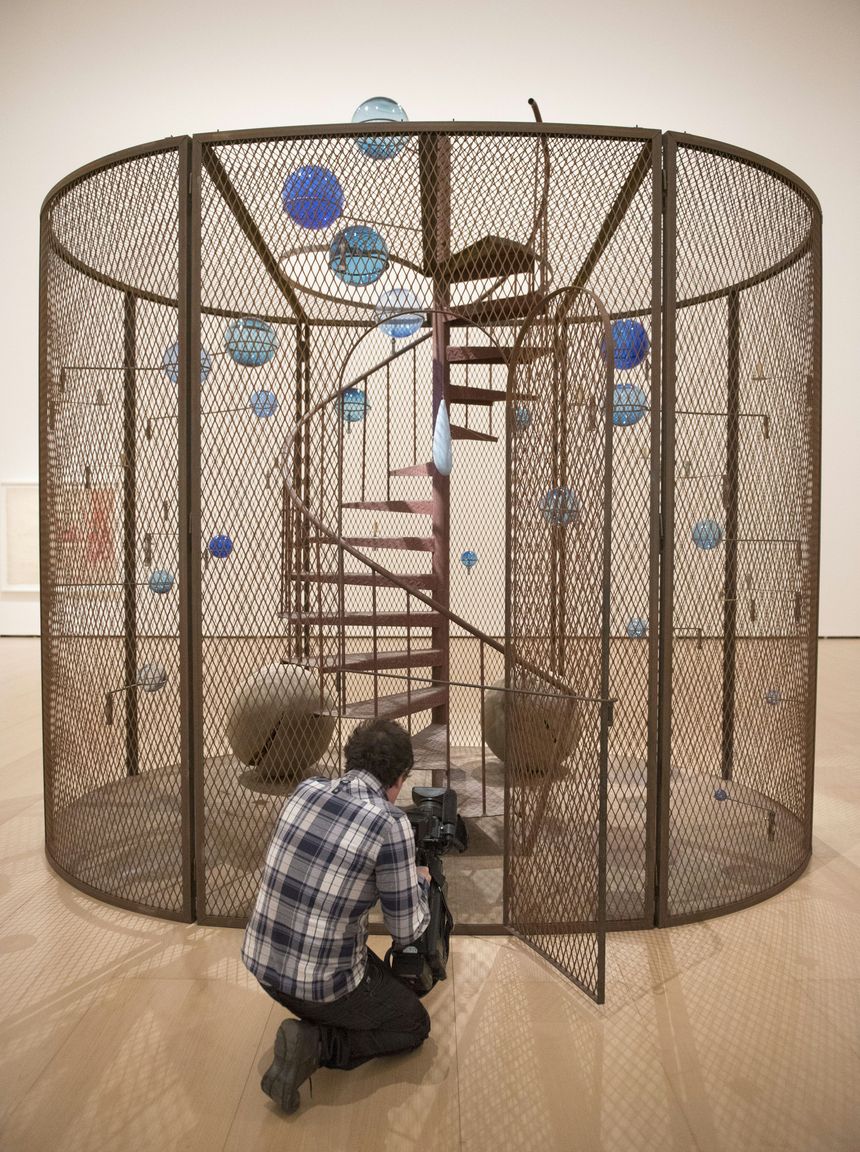 Cellule "Last Climb" ("La dernière montée") de Louise Bourgeois (exposition "Louise Bourgeois. Structures of Existence : The Cells" au Musée Guggenheim de Bilbao, 2016)