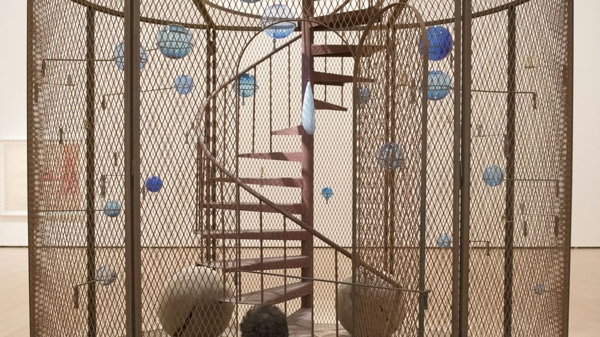 Cellule "Last Climb" ("La dernière montée") de Louise Bourgeois (exposition "Louise Bourgeois. Structures of Existence : The Cells" au Musée Guggenheim de Bilbao, 2016)