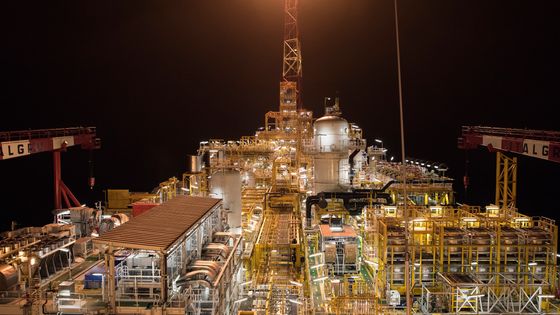 Un pétrolier de Total, transformé en navire, au large de Total ©AFP - Rodger BOSCH
