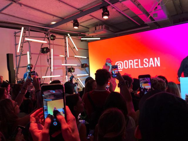 Les invités de jeudi soir ont pu assister à un mini concert d'Orelsan