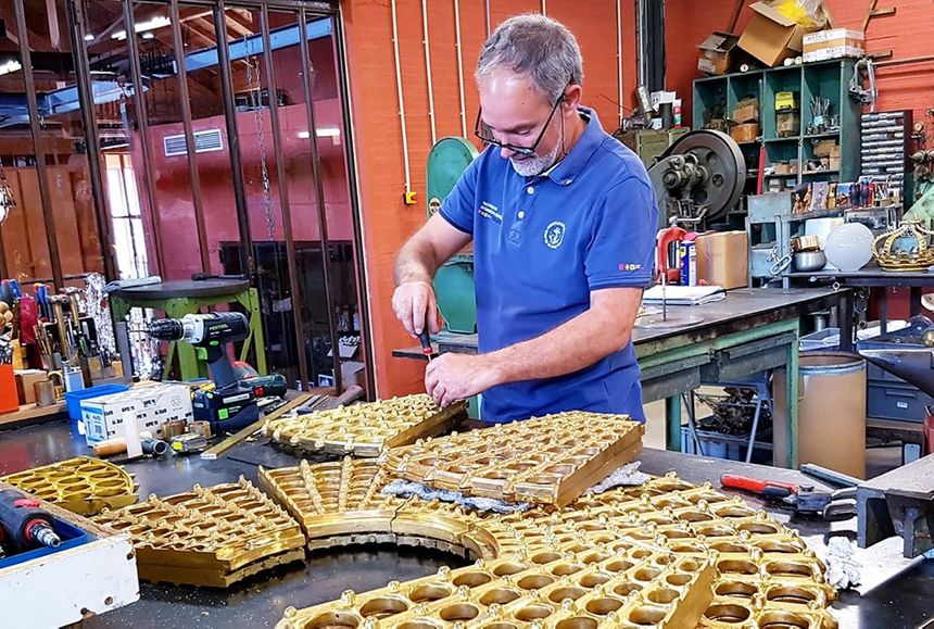 Travail d'artisan de la lustrerie sur le lustre "oursin",