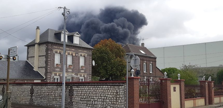 Incendie dans une usine classée Seveso, l'usine Lubrizol, à deux pas du centre-ville de Rouen (Seine-Maritime)