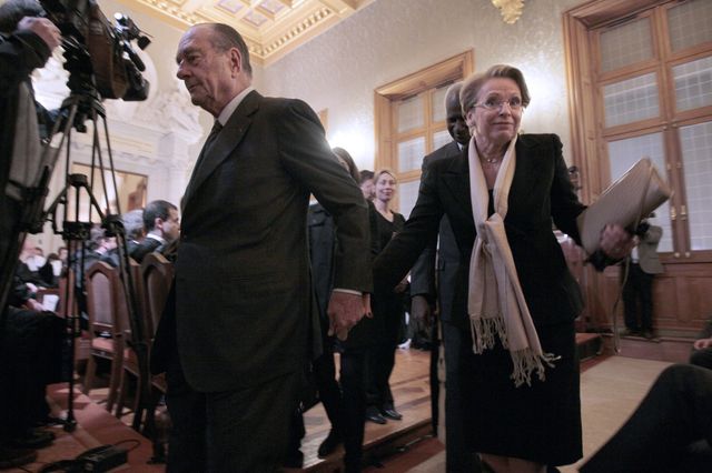 Jacques Chirac tient la main de Michèle Alliot-Marie, alors ministre de la Justice, à la sortie de l'audience solenelle de rentrée à Paris en 2011