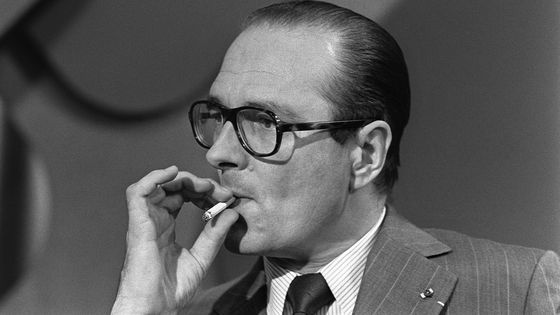 Jacques Chirac, alors Premier Ministre, fume une cigarette le 17 juin 1975 à Paris lors d'une réunion politique. ©AFP - Georges Bendrihem