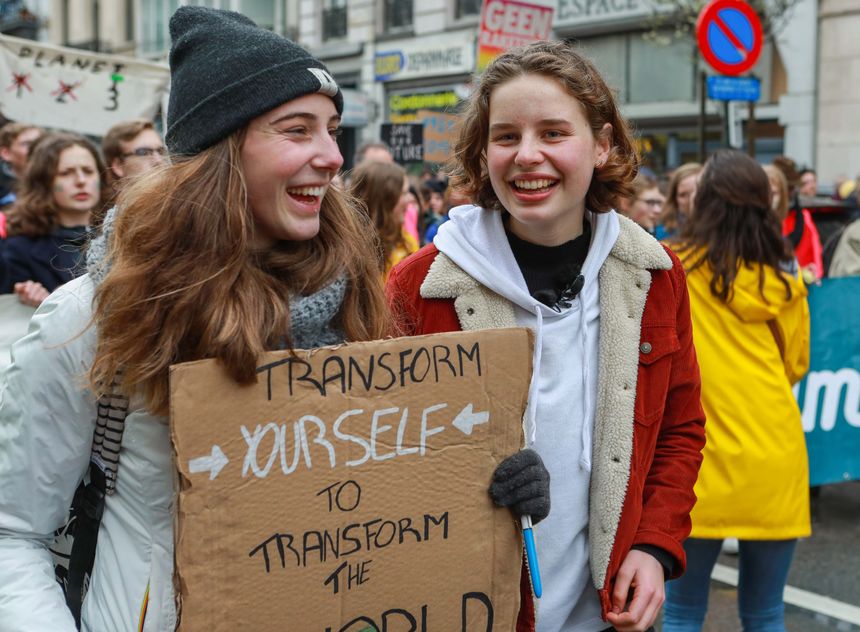 Les jeunes activistes belges Adelaide Charlier et Anuna De Wever lors d'une manifestation "Youth For Climate" en mars à Bruxelles (Belgique).