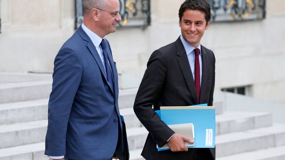 Le secrétaire d'Etat Gabriel Attal ( à droite) propose de baisser la défiscalisation des dons. - Chesnot/Getty Images