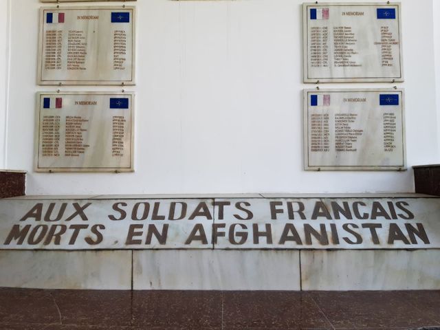 Dans la cour de l'ambassade de France à Kaboul, des plaques rappellent les noms des 90 soldats français morts en Afghanistan depuis 2001.