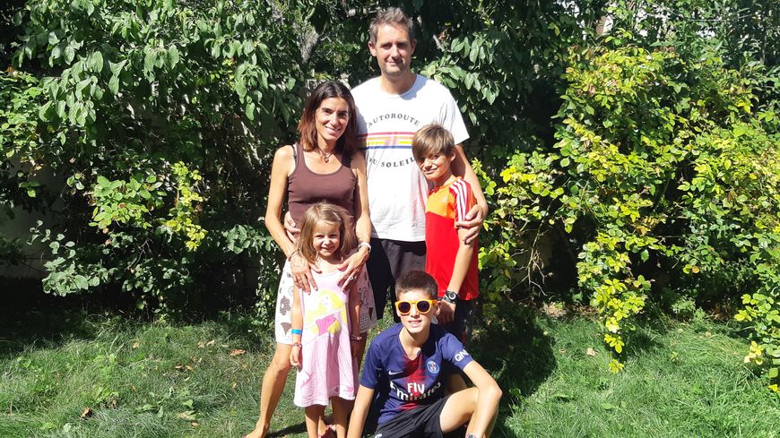 Céline, Grégory et leurs trois enfants.