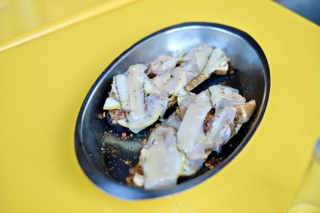 Tranches d’aubergine aux cèpes, lard de Colonnata et romarin de Christophe Saintagne.