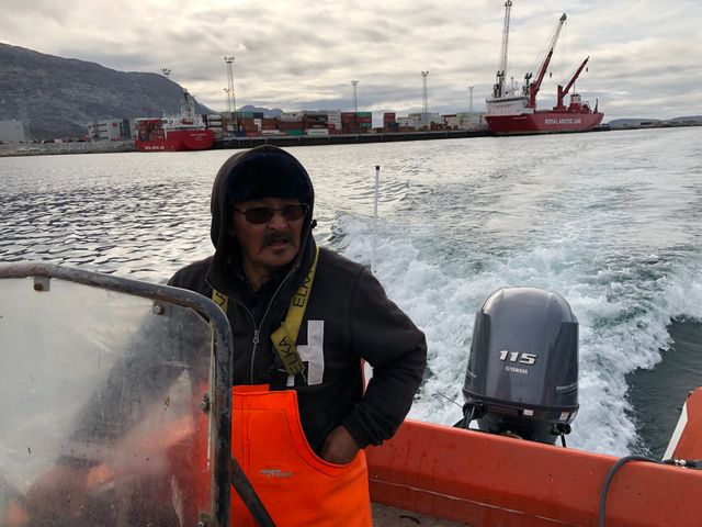 Johannes part à la pêche, port de Nuuk, Groenland