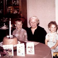 Petits-enfants avec grand-mère à la fête d'anniversaire, ca. 1964.