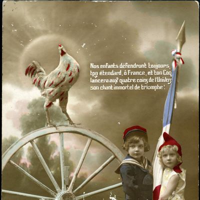 Carte patriotique montrant une fille en bonnet phrygien et un garcon en kepi tenant un drapeau francais a cote d'une roue de charrette ou trone un coq et en bas duquel l'aigle allemand git