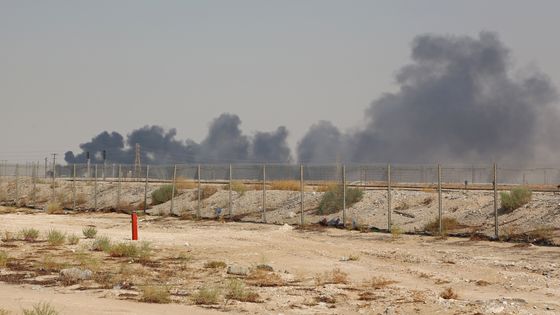 Des fumées s'élèvent du site d' Abqaïq du géant saoudien Aramco ©AFP - Arabie Saoudite