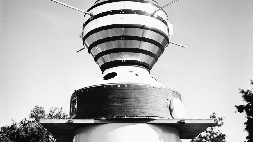 Le premier satellite français dans l'espace, Astérix, a été lancé par une fusée Diamant A le 26 novembre 1965 de la base d'Hammaguir en Algérie.