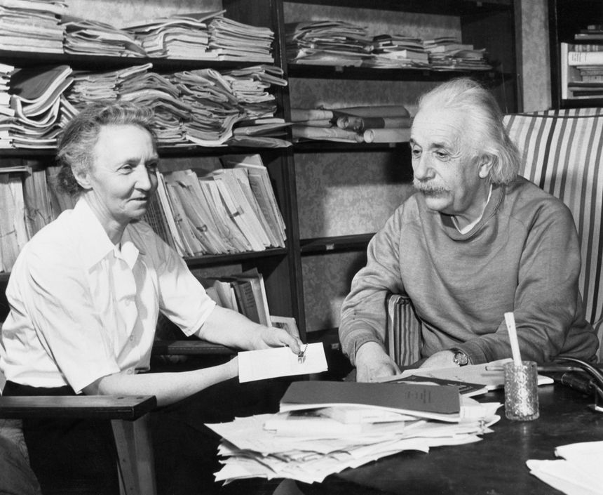 Albert Einstein et Irène Joliot-Curie, à Princeton aux Etats-Unis, en 1948.